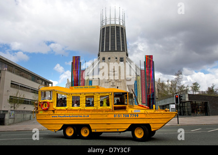 Yellow Duckmarine "Wacker Quacker", amphibische Tour Fahrzeug außerhalb Liverpool Metropolitan Cathedral, Stadtzentrum, Liverpool, UK Stockfoto