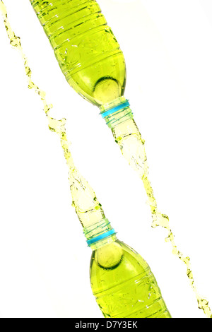 Grünes Wasser, das aus der Flasche kommt. Stockfoto