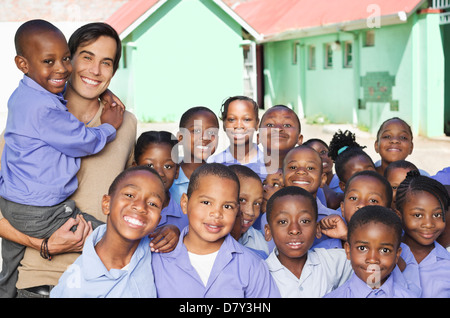 Schüler und Lehrer, die lächelnd im freien Stockfoto