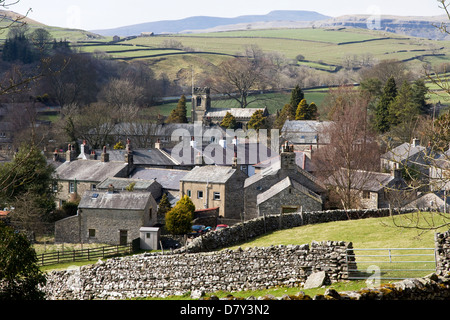 Stainforth Dorf, (in der Nähe von Settle), Ribblesdale, Yorkshire Dales National Park, Yorkshire, England, Vereinigtes Königreich (über Ingleborough) Stockfoto