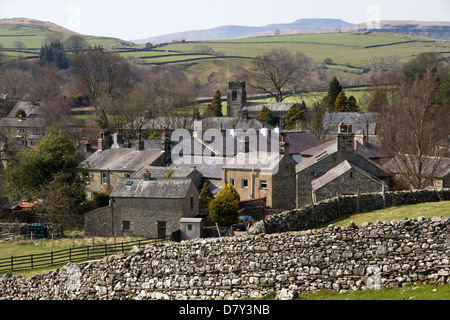 Stainforth Dorf, (in der Nähe von Settle), Ribblesdale, Yorkshire Dales National Park, Yorkshire, England, Vereinigtes Königreich (über Ingleborough) Stockfoto