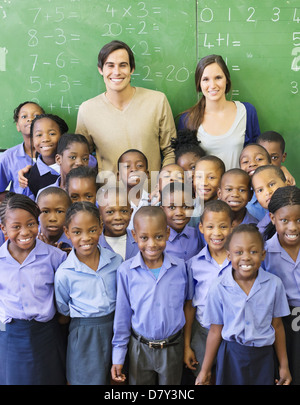 Schüler und Lehrer lächelnd in Klasse Stockfoto