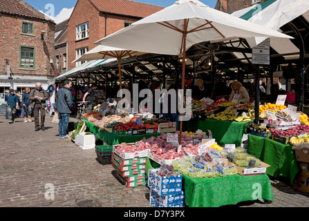 Frisches Obst und Gemüse zum Verkauf auf dem Markt im Freien im Stadtzentrum im Frühjahr York North Yorkshire England Großbritannien Stockfoto