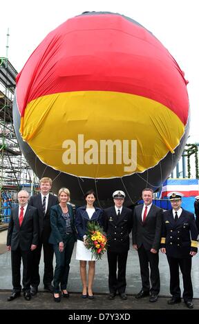 Kiel, Deutschland. 15. Mai 2013. Werftarbeiter (vorne) besuchen die Taufzeremonie eines deutschen Marine u-Boot der Klasse 212A auf der Werft von ThyssenKrupp Marine Systems in Kiel, Deutschland, 15. Mai 2013. 'U36', das sechste u-Boot der Klasse 212A ist das letzte neue Boot mit einem Brennstoffzellen-Modul ausgestattet. Foto: CHRISTIAN CHARISIUS/Dpa/Alamy Live News Stockfoto