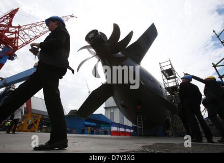 Kiel, Deutschland. 15. Mai 2013. Menschen besuchen die Taufzeremonie eines deutschen Marine u-Boot der Klasse 212A auf der Werft von ThyssenKrupp Marine Systems in Kiel, Deutschland, 15. Mai 2013. 'U36', das sechste u-Boot der Klasse 212A ist das letzte neue Boot mit einem Brennstoffzellen-Modul ausgestattet. Foto: CHRISTIAN CHARISIUS/Dpa/Alamy Live News Stockfoto