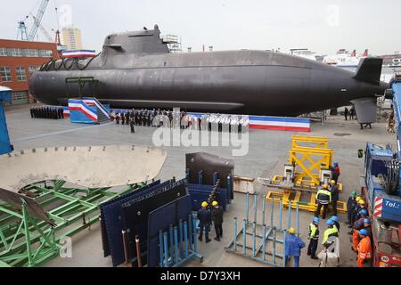 Kiel, Deutschland. 15. Mai 2013. Werftarbeiter (vorne) besuchen die Taufzeremonie eines deutschen Marine u-Boot der Klasse 212A auf der Werft von ThyssenKrupp Marine Systems in Kiel, Deutschland, 15. Mai 2013. 'U36', das sechste u-Boot der Klasse 212A ist das letzte neue Boot mit einem Brennstoffzellen-Modul ausgestattet. Foto: CHRISTIAN CHARISIUS/Dpa/Alamy Live News Stockfoto