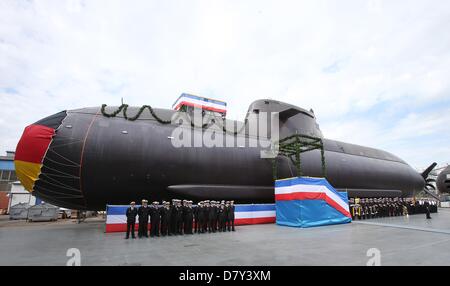 Kiel, Deutschland. 15. Mai 2013. Ehrengarde und einer Militärkapelle besuchen die Taufzeremonie eines deutschen Marine u-Boot der Klasse 212A auf der Werft von ThyssenKrupp Marine Systems in Kiel, Deutschland, 15. Mai 2013. 'U36', das sechste u-Boot der Klasse 212A ist das letzte neue Boot mit einem Brennstoffzellen-Modul ausgestattet. Foto: CHRISTIAN CHARISIUS/Dpa/Alamy Live News Stockfoto