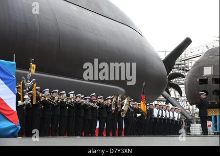 Kiel, Deutschland. 15. Mai 2013. Ehrengarde und einer Militärkapelle besuchen die Taufzeremonie eines deutschen Marine u-Boot der Klasse 212A auf der Werft von ThyssenKrupp Marine Systems in Kiel, Deutschland, 15. Mai 2013. 'U36', das sechste u-Boot der Klasse 212A ist das letzte neue Boot mit einem Brennstoffzellen-Modul ausgestattet. Foto: CHRISTIAN CHARISIUS/Dpa/Alamy Live News Stockfoto