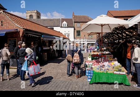 Menschen einkaufen an Ständen auf dem Markt im Freien in der Stadtzentrum im Frühling York North Yorkshire England Großbritannien Vereinigtes Königreich Großbritannien Stockfoto