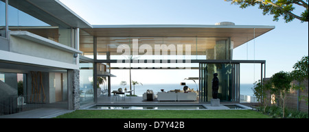 Terrasse und Pool des modernen Hauses Stockfoto