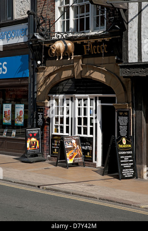 Golden Fleece Pub 1656 im Stadtzentrum Pavement York North Yorkshire England Großbritannien GB Großbritannien Stockfoto