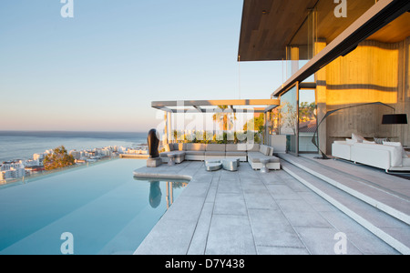 Infinity-Pool und Terrasse des modernen Hauses Stockfoto