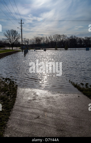 Rock River überläuft und Überschwemmungen einen park Stockfoto