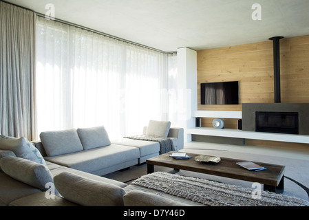 Sofas und Tisch in moderne Wohnzimmer Stockfoto