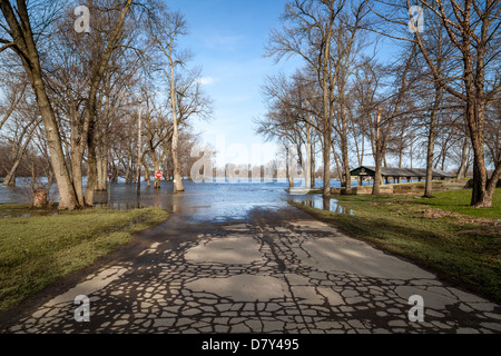 Rock River überläuft und Überschwemmungen einen park Stockfoto