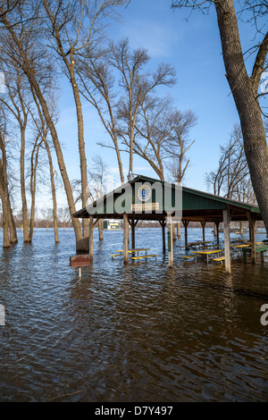 Rock River überläuft und Überschwemmungen einen park Stockfoto