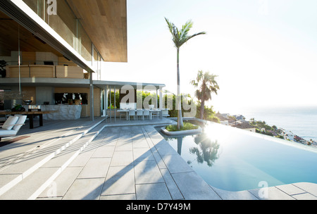 Palme im Infinity-pool Stockfoto