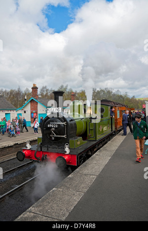 Leute Touristen Besucher neben Dampflokomotive Zug 69023 Joem an Grosmont Railway Station North Yorkshire England Großbritannien Grossbritannien Grossbritannien Grossbritannien Großbritannien Stockfoto