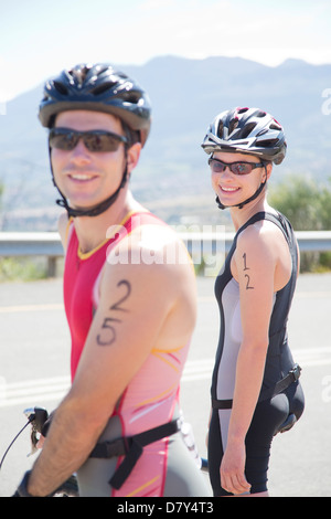 Radfahrer, die lächelnd vor dem Rennen Stockfoto