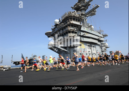 Segler teilnehmen in einem Boston-Marathon-Denkmal laufen. Stockfoto