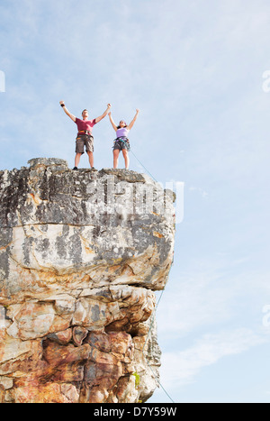 Kletterer auf felsigen Klippen jubeln Stockfoto