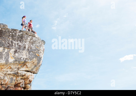 Kletterer auf felsigen Hügel stehend Stockfoto