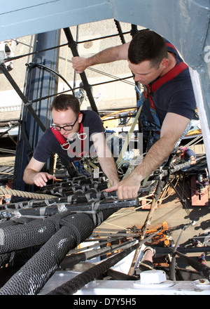 Matrosen teilnehmen an Segel-Ausbildung. Stockfoto