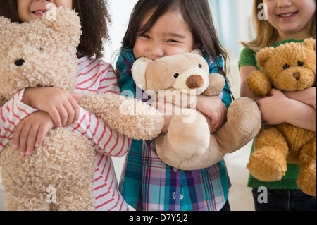 Mädchen umarmt Teddybären Stockfoto