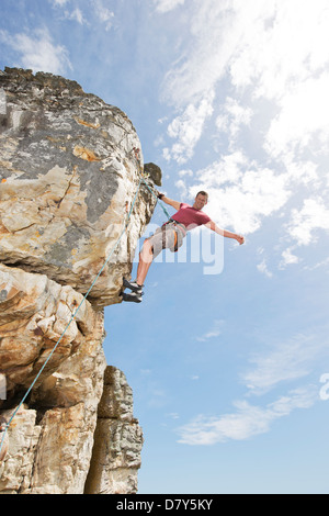 Kletterer, die steile Felswand Skalierung Stockfoto