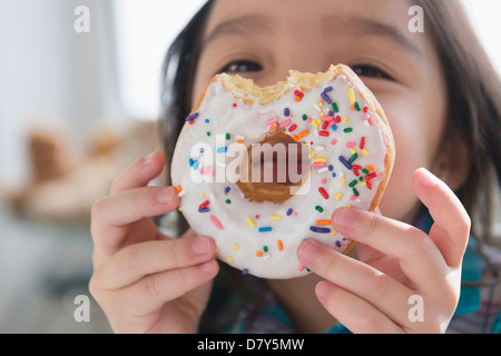 Asiatin spähen durch Donut-Loch Stockfoto