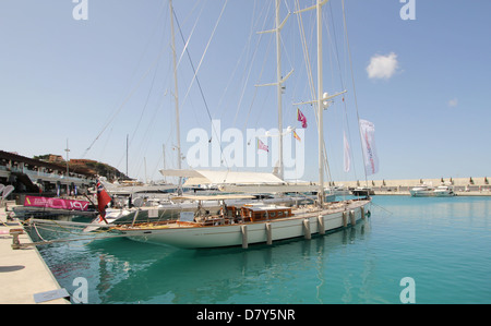 Port Adriano Superyacht Tage 2013 und Sunseeker Open Days 2013 - Superyachten in Hülle und Fülle in der Philippe Starck entworfen Marina. Stockfoto