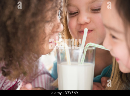 Mädchen teilen Glas Milch Stockfoto