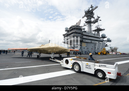 Seemann zieht eine X-47 b an Bord der USS George H.W. Bush. Stockfoto