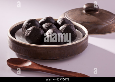 Ellu Urundai - Kugeln Sesam einen Süd-indischen Snack. Stockfoto