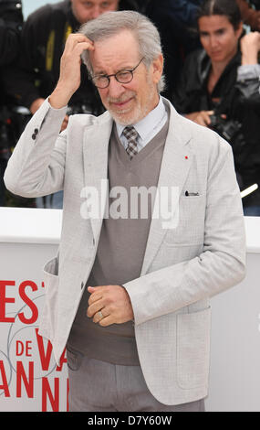 STEVEN SPIELBERG DIE JURY. PHOTOCALL. CANNES FILM FESTIVAL 2013 CANNES Frankreich 15 Mai 2013 Stockfoto