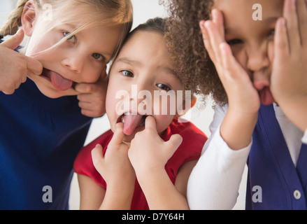 Mädchen machen Gesichter zusammen Stockfoto