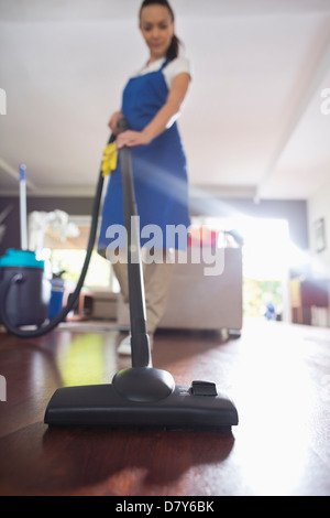 Frau Vacuumer Wohnzimmerboden Stockfoto