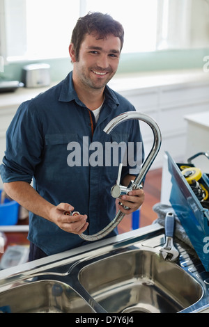 Klempner Arbeiten auf Küchenspüle Stockfoto