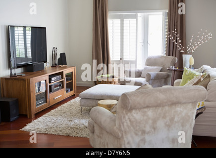 Fernseher und Sessel im Wohnzimmer Stockfoto