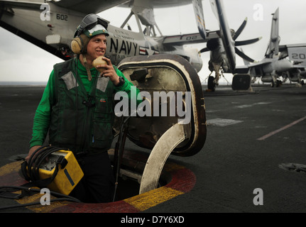 Seemann Relais Anweisungen an Bord der USS Nimitz. Stockfoto