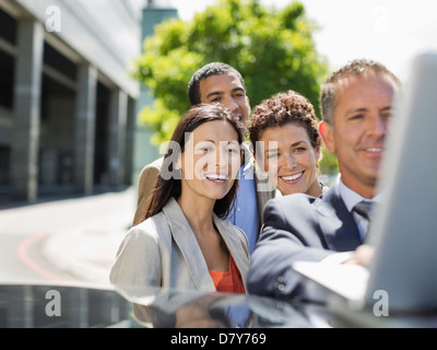 Geschäftsleute, die mit Laptop im freien Stockfoto