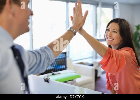 Geschäft Leute hohe Fiving im Büro Stockfoto