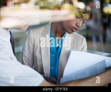 Geschäftsleute im Gespräch im Büro Stockfoto