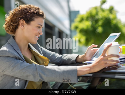 Geschäftsfrau mit Tablet-PC im freien Stockfoto