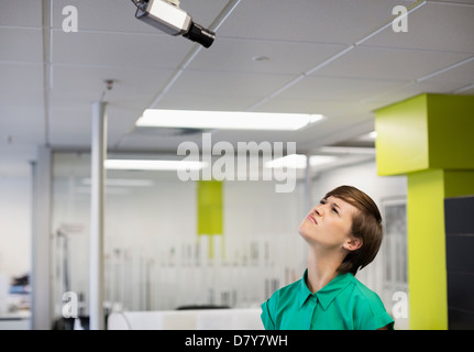 Geschäftsfrau Grimassen auf Überwachungskamera Stockfoto