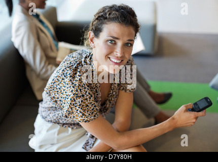 Geschäftsfrau auf Sofa im Büro sitzen Stockfoto