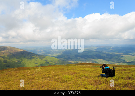 Fotografen fotografieren Frühlingslandschaft beim Mount Gemba in Karpaten Stockfoto