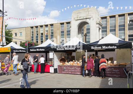 Kunden besuchen den Stall handwerklichen Bäcker "Die französische Ecke Ltd." am Victoria Square, Bolton während Bolton Food Festival 2012 Stockfoto