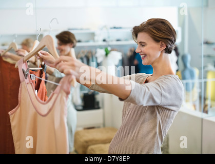 Frau shopping für Kleidung im Shop Stockfoto