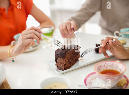 Frauen teilen Stück Kuchen Stockfoto